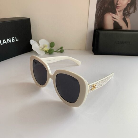 Iconic Chanel Black & Cream Eyewear - Picture 4 of 8